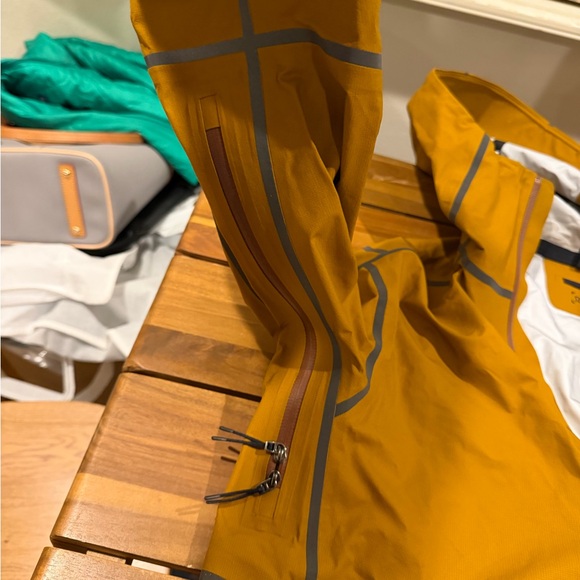 lululemon athletica Men's Golden Yellow Raincoat - Picture 4 of 8